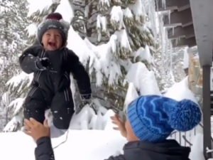 Мать бросила ребенка в снег