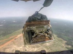 Видео о том, как американцы десантируют внедорожники с высоты, собрало миллионы просмотров