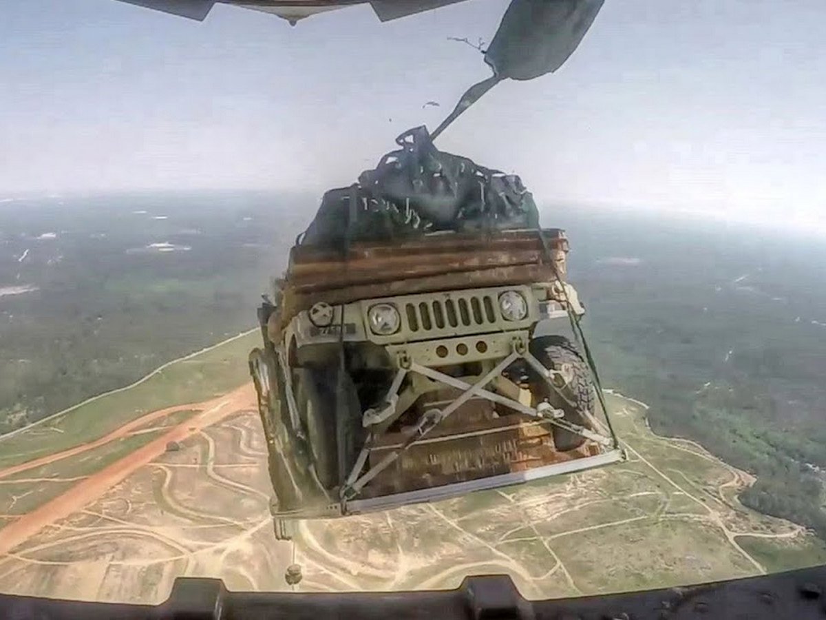 Видео о том, как американцы десантируют внедорожники с высоты, собрало миллионы просмотров