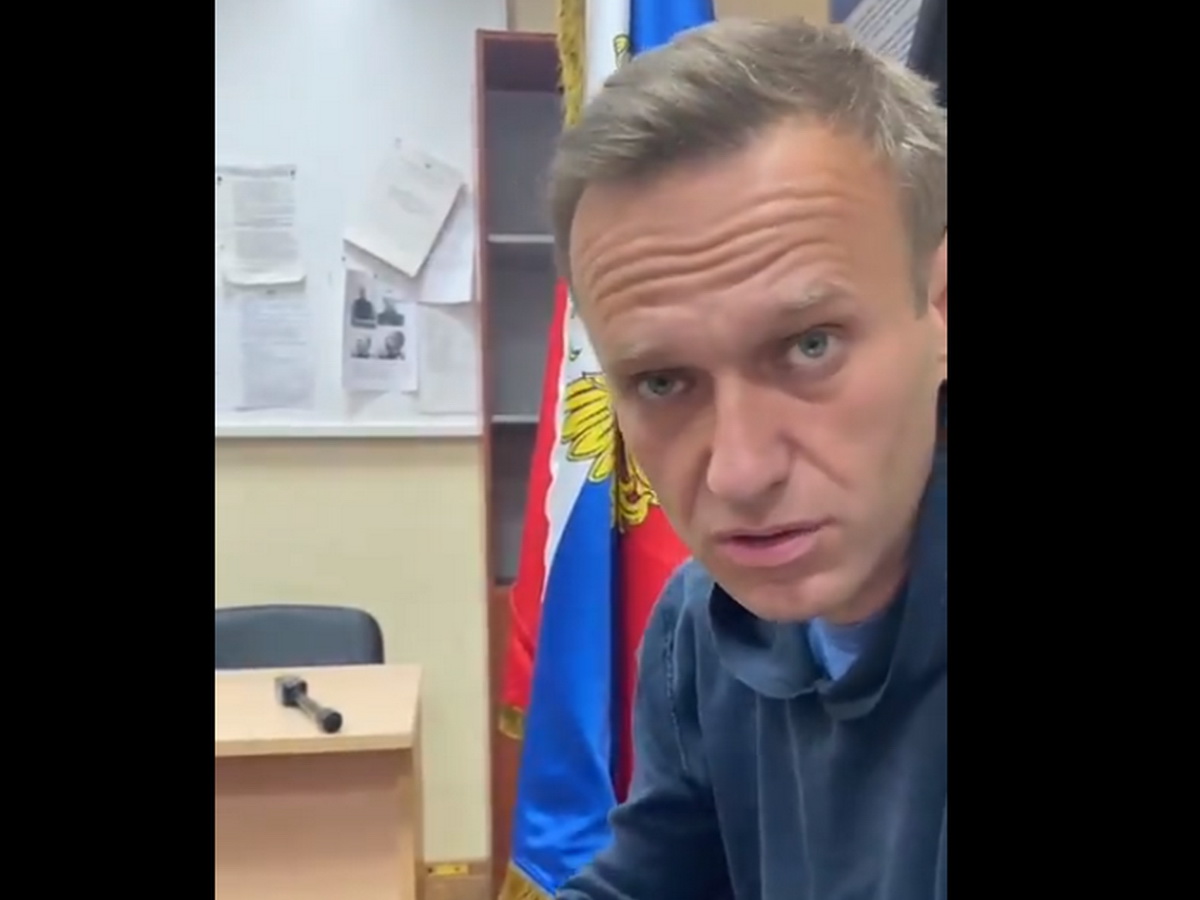 Навального судят в отделе полиции