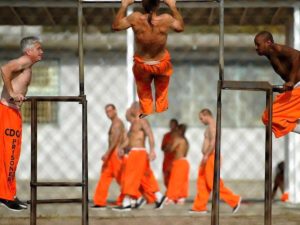 Сотрудники тюрьмя истязали заключенных, заставляя слушать нон-стоп детскую песню