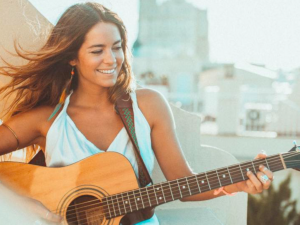 Певица записывала видео для подписчиков, когда её волосы внезапно вспыхнули