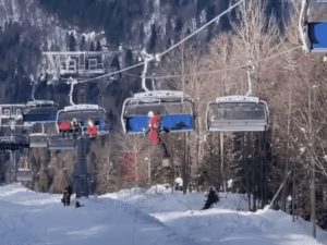 Около 60 человек зависли над землей на канатной дороге в Красной поляне