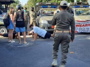 На Бали туристы без масок вместо выплаты штрафов выполняют отжимания