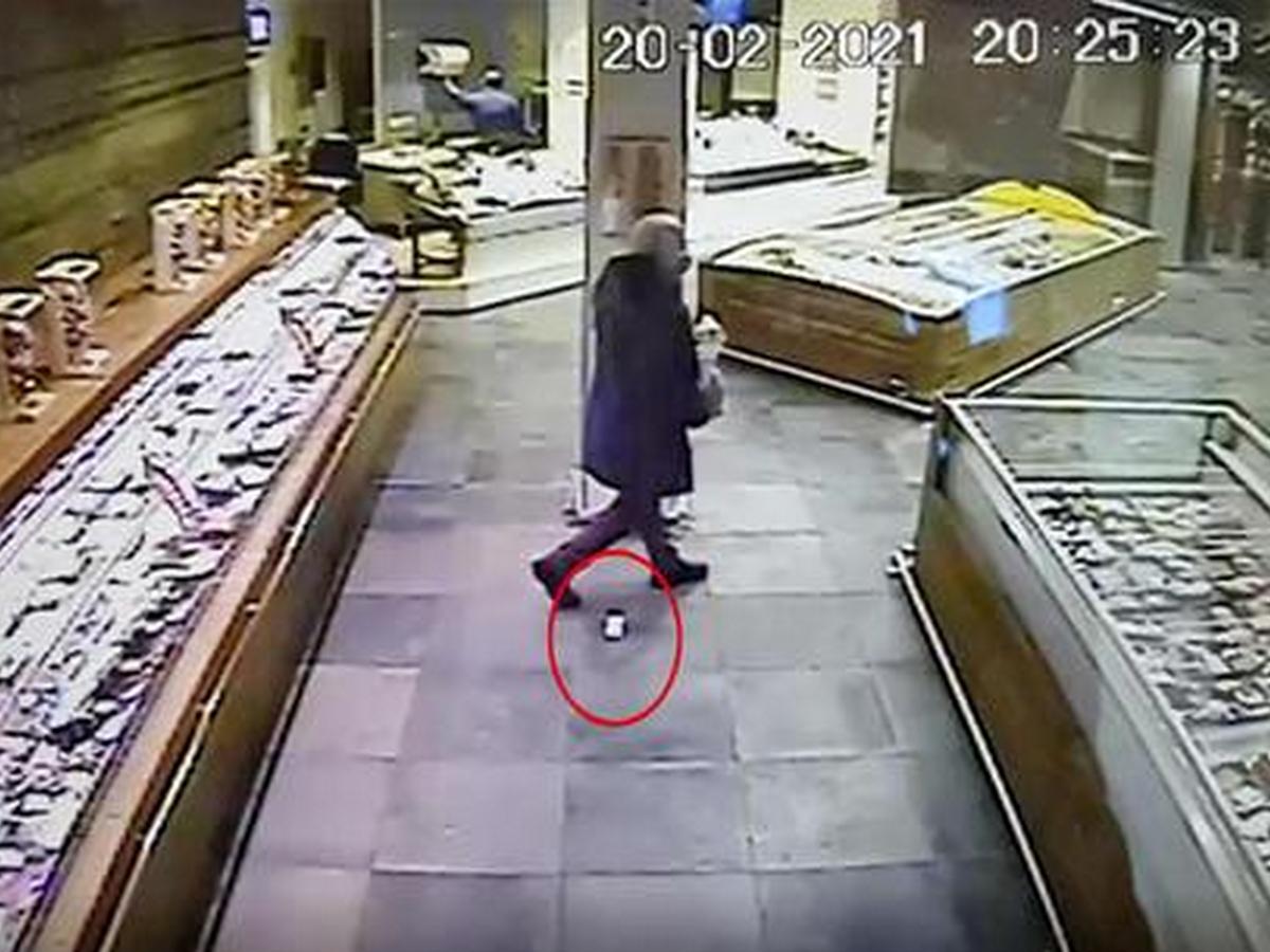В Неаполе ищут мужчину, потерявшего бриллианты в супермаркете