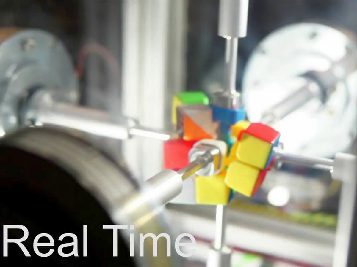 Робот собрал Кубик Рубика меньше чем за секунду