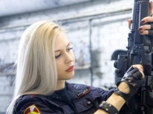 Краса Росгвардии, уволенная из-за фото, требует 1 млн рублей от начальства