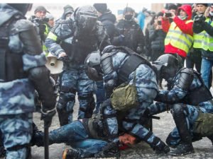 Кремль отказался признать задержание россиян на несанкционированных акциях репрессиями