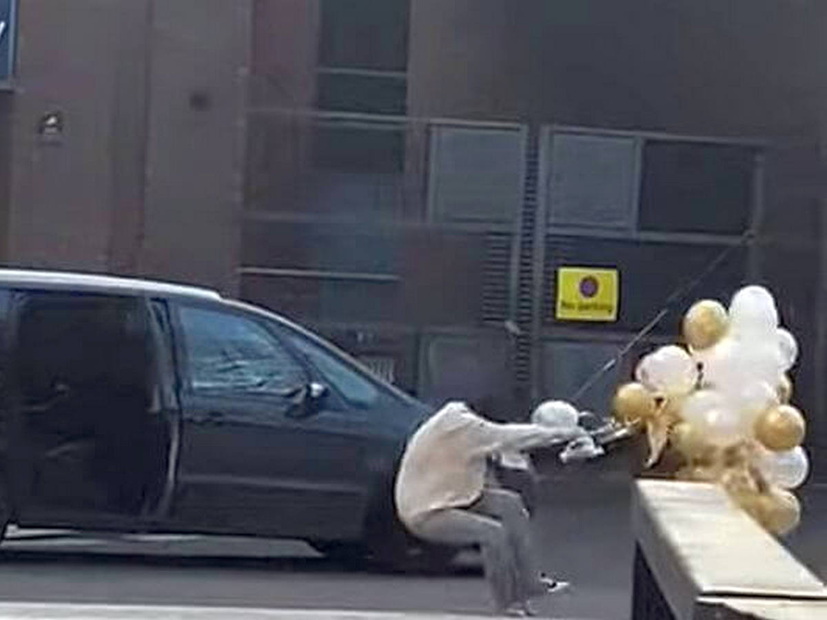 Британка собрала 10 тысяч просмотров, едва не взмыв в небо на воздушных шарах