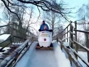 Латыш приобщает детей к спорту, построив бобслейную трассу в своём саду