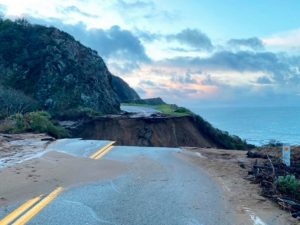 В Калифорнии в океан смыло 50-метровый участок шоссе