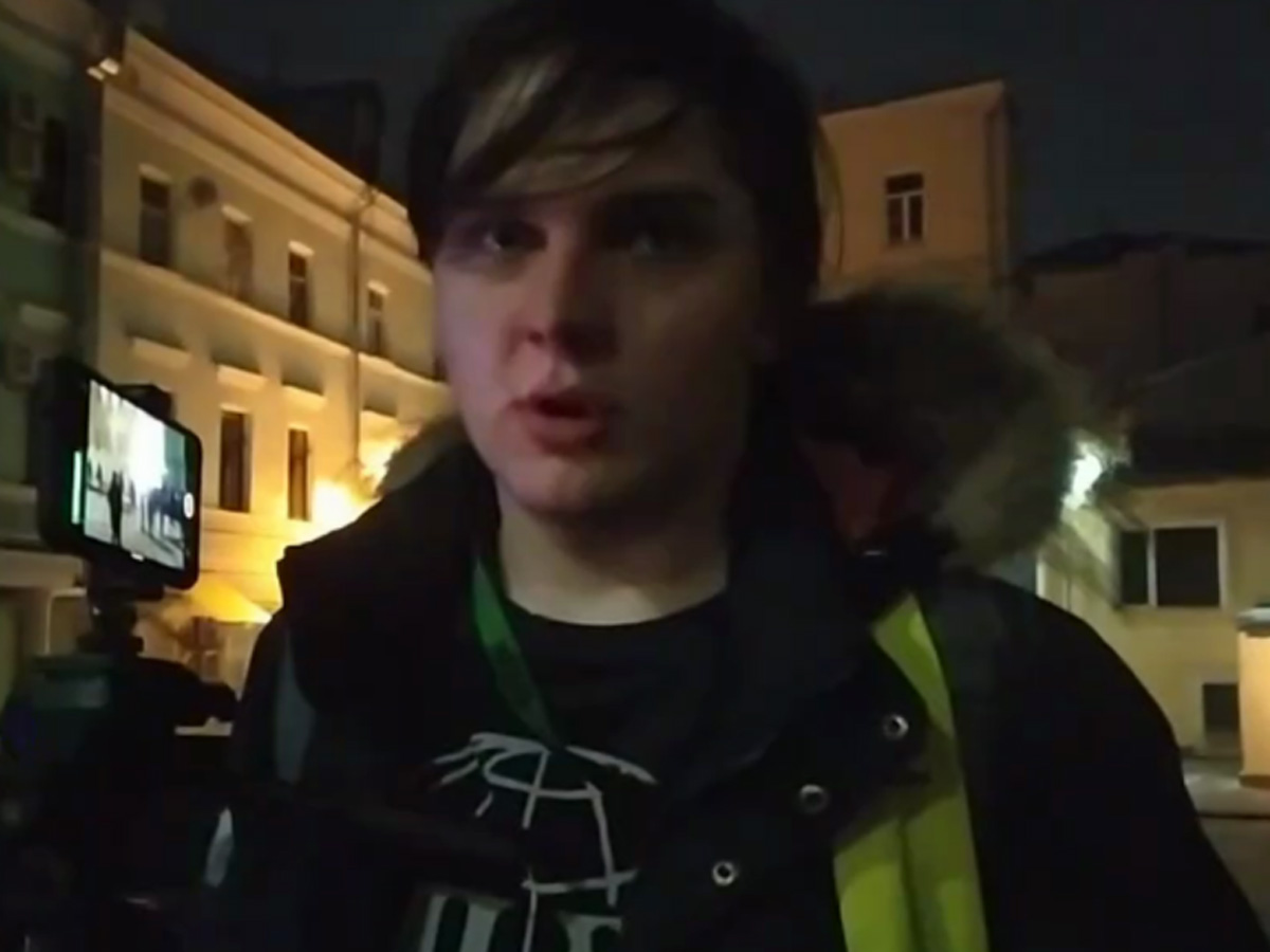 На московской акции протеста омоновец ударил дубинкой журналиста