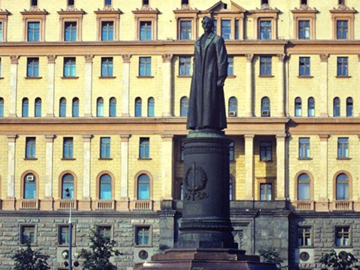 Памятник Дзержинскому на Лубянке