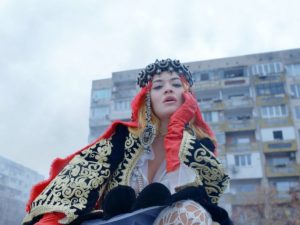 Рита Ора собрала около миллиона просмотров, снявшись на фоне советских многоэтажек