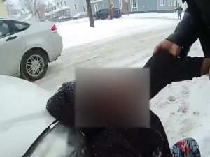 Пользователи обсуждают задержание 9-летней девочки полицейскими в США