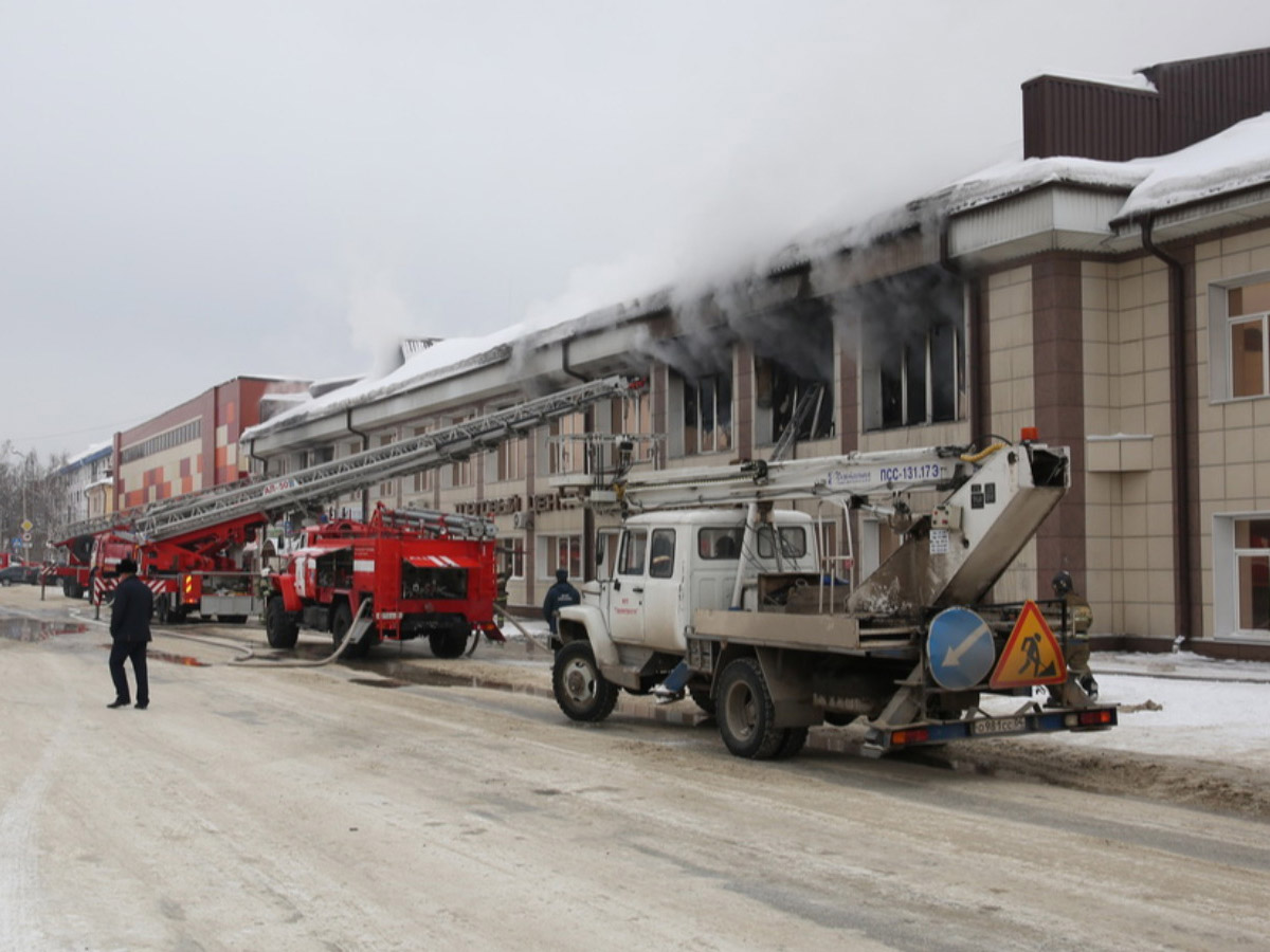 В Горно-Алтайске водитель спас людей из горящего торгового центра