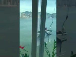 Промышленные альпинисты попали на смертельный аттракцион, выйдя на работу в ветреный день