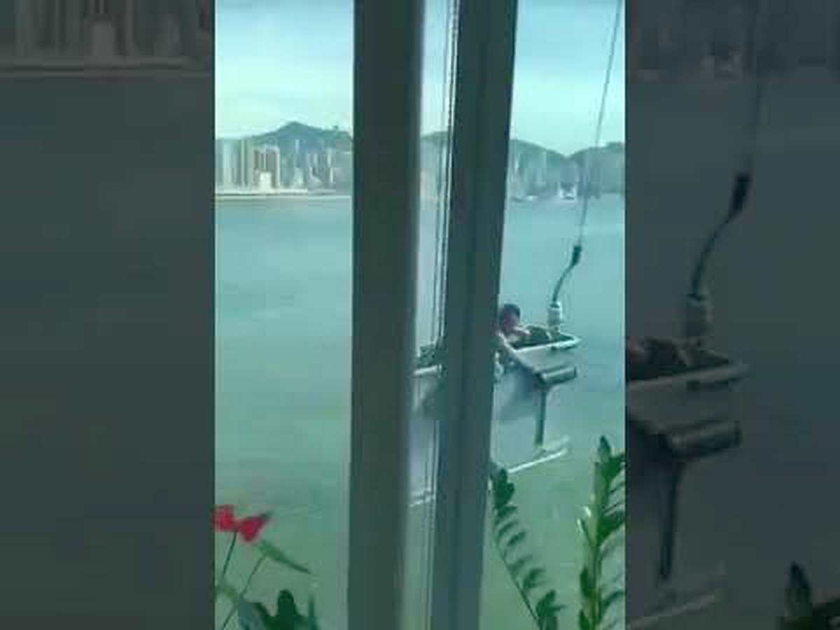 Промышленные альпинисты попали на смертельный аттракцион, выйдя на работу в ветреный день