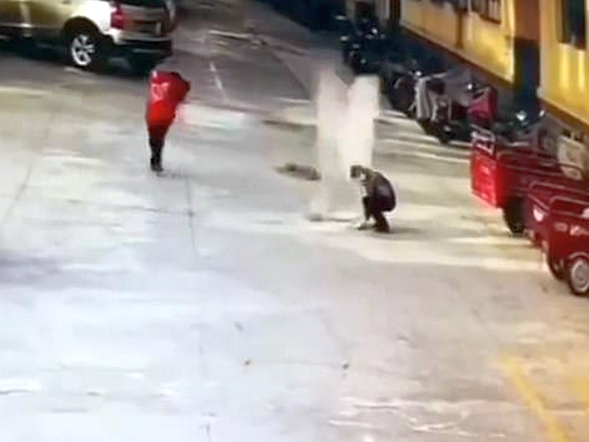 Ребенок напугал посетителей торгового центра, метнув петарду в канализационный люк