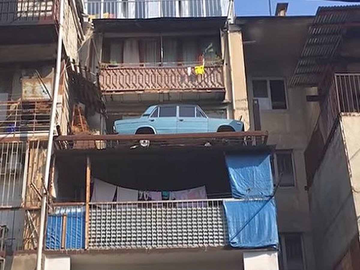 Житель Тбилиси соорудил гараж для авто на своем балконе