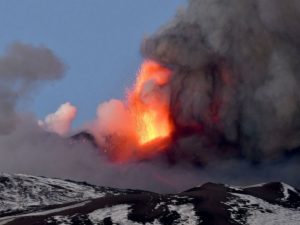 Из-за мощного извержения Этны закрыли международный аэропорт