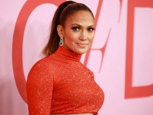 Дженнифер Лопес кардинально изменила образ, расставшись с большей частью волос