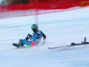 Спортсмен, потерявший лыжи во время заезда, финишировал на ягодицах