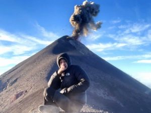 Молодой человек медитировал, когда за его спиной начал извергаться вулкан