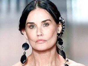 Интернет-пользователи обсуждают недавнюю пластическую операцию Деми Мур