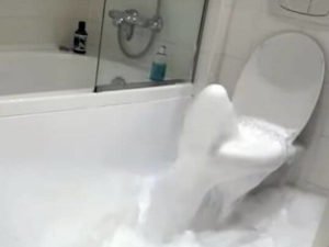 Бешеный унитаз, устроивший пенную вечеринку, собрал больше 25 тыс. просмотров