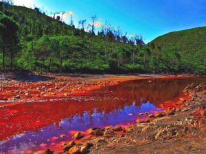 Село в Индонезии затопило водой пурпурного цвета