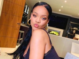 Рианна собрала около 2 млн лайков, показав поклонникам, как она ухаживает за кожей