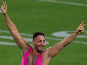 Бегун разбогател, появившись на Супербоуле в купальнике