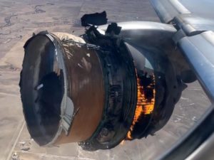 Пассажир снял на видео загоревшийся во время полета двигатель