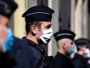 Несколько десятков полицейских нарушили общественный покой, устроив танцы на улице без масок