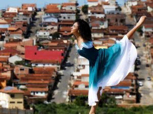 Девушка, родившаяся без рук, счастлива, открыв для себя балет