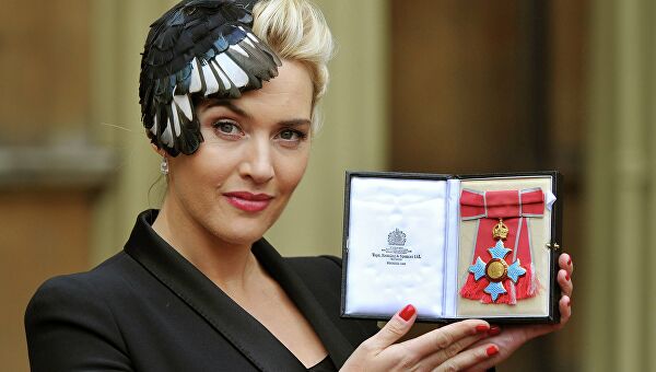 Знаменитости, которых награждали в Букингемском дворце