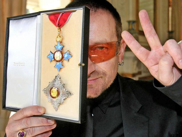 Знаменитости, которых награждали в Букингемском дворце