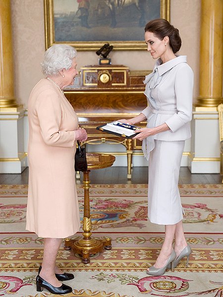 Знаменитости, которых награждали в Букингемском дворце