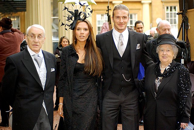 Знаменитости, которых награждали в Букингемском дворце