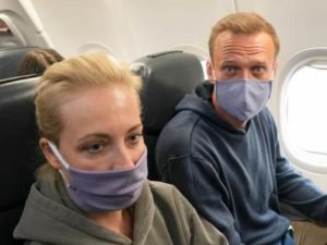 Полицейского из Петербурга заподозрили в продаже данных о возможных отравителей Навального