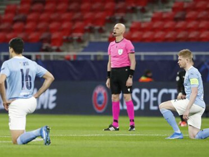 Российские арбитры отказались вставать на одно колено