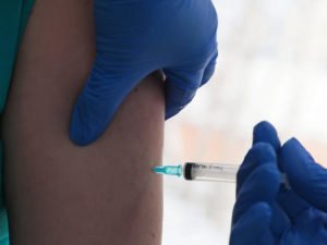 Журналист CNN привился от COVID-19 