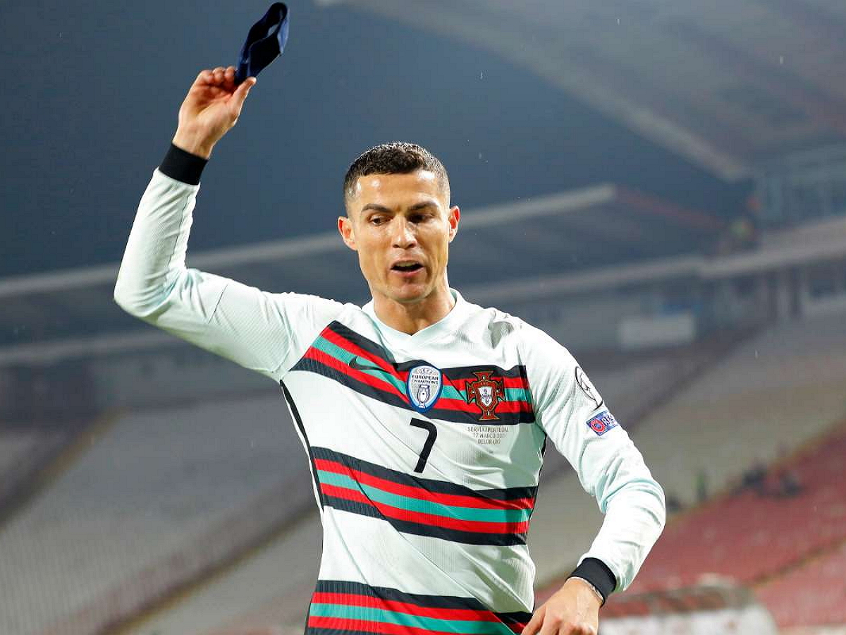 Роналду швырнул на поле капитанскую повязку после незасчитанного победного гола в матче Португалия – Сербия