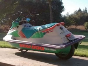 Американец устроил покатушки на водном мотоцикле по асфальту