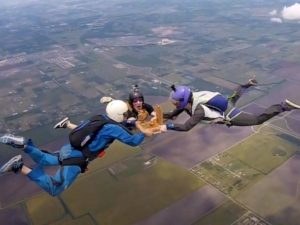 Парашютисты продегустировали пиццу, падая с высоты в пять тысяч метров
