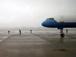 Бездомный пробрался на авиабазу, где стоял самолет президента и провел там 5 часов