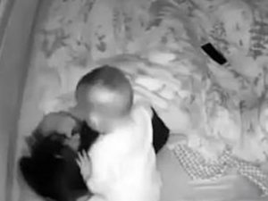 Видео с младенцем, испытывающим терпение матери и лишающим ее сна, набирает популярность в Сети