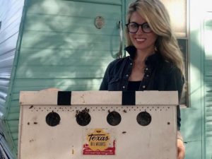 Американка голыми руками перенесла пчел в улей и стала интернет-звездой