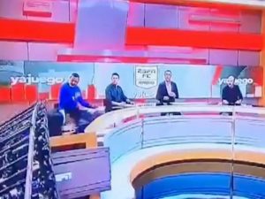 Журналисту удалось выжить после падения на него большого экрана